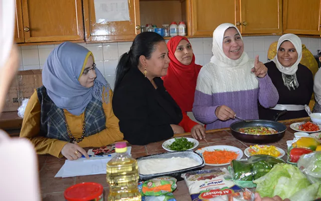 يدخل محصول الكينوا شيئاً فشيئاً في الوجبات الغذائية الريفية بمصر، إذ يتزايد عدد النساء اللواتي يتعرفن على المنافع التغذوية لهذا المحصول وعلى غيرها من صفاته.